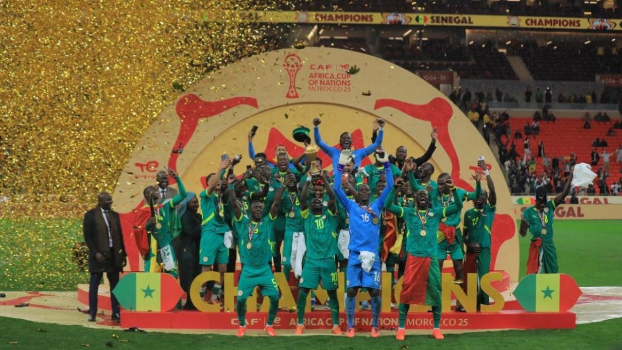 Futbol tarihine damga vuran final! Senegal sahadan çekildi ama kupayı aldı