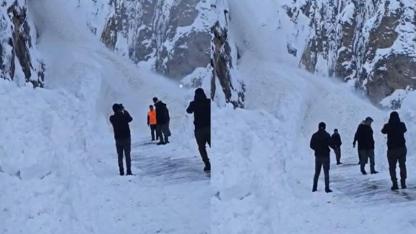 Hakkari-Van yolunda korku dolu anlar! Çığ felaketi sonrası bölgeye çok sayıda ekip gönderildi