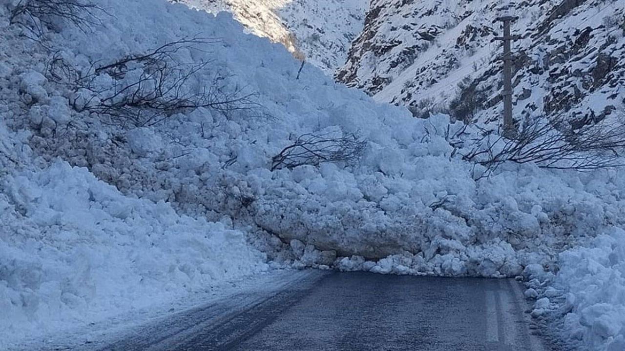 Hakkari'de kar esareti! Çukurca kara yoluna çığ paniği