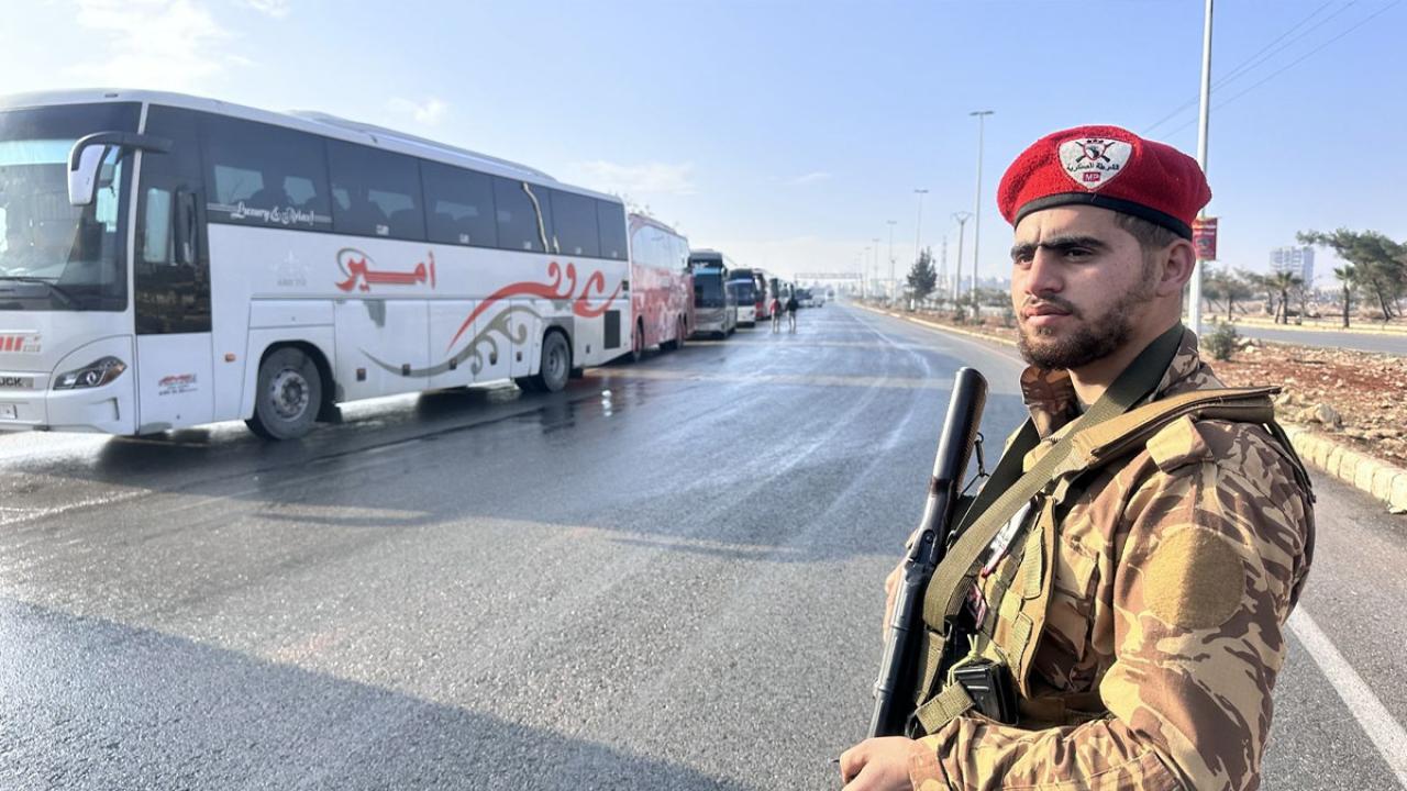 Halep'te köşeye sıkışan YPG/SDG'liler teslim oldu! Otobüslerle Tabka'ya gönderildiler