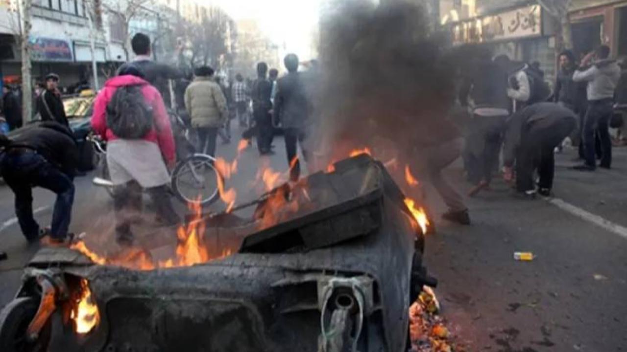 İran sokakları alev aldı! Rejim karşıtı gösterilerde ölü sayısı artıyor ve internet kesildi