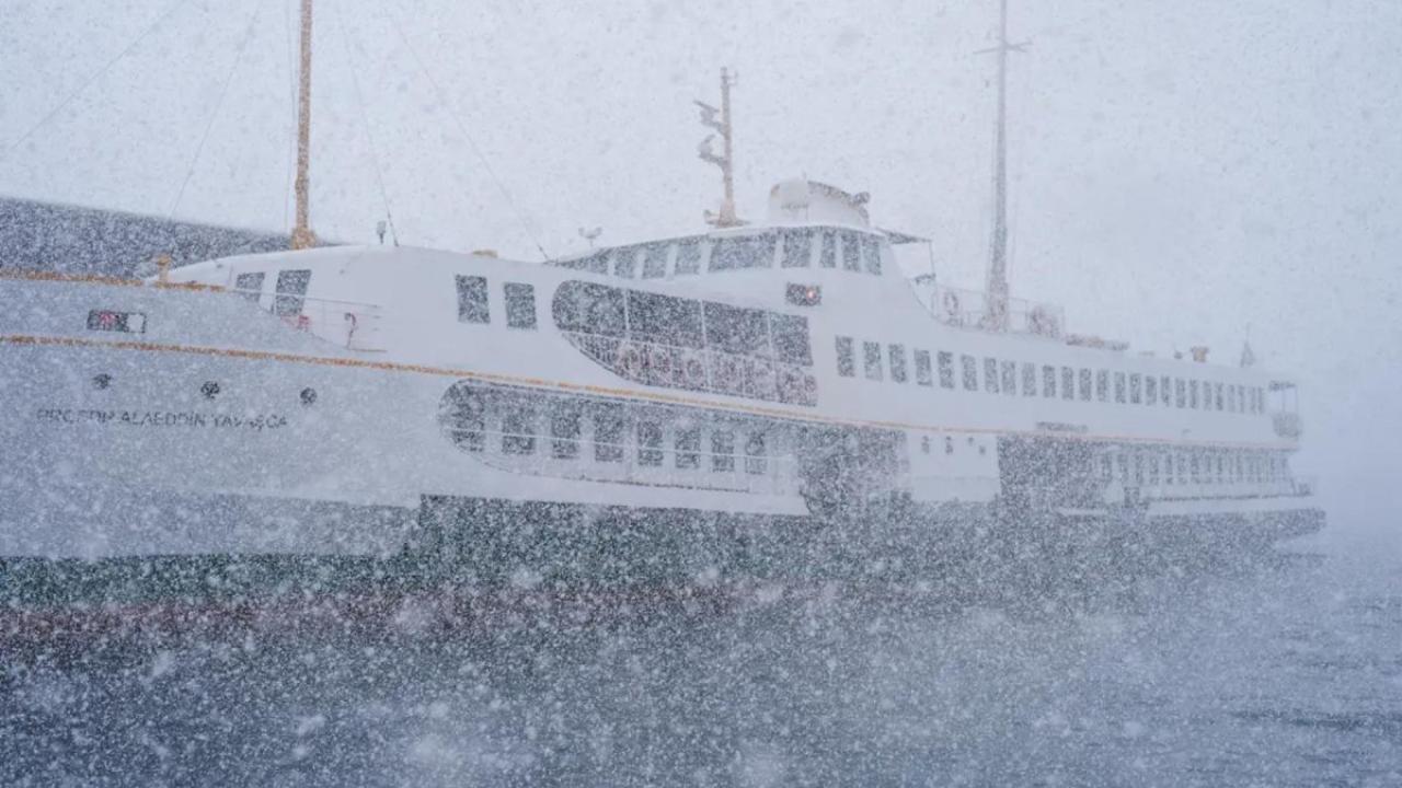 İstanbul'da vapur seferlerine kar engeli