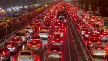 İstanbul trafiği kilitlendi! Yoğunluk yüzde 85'e ulaştı