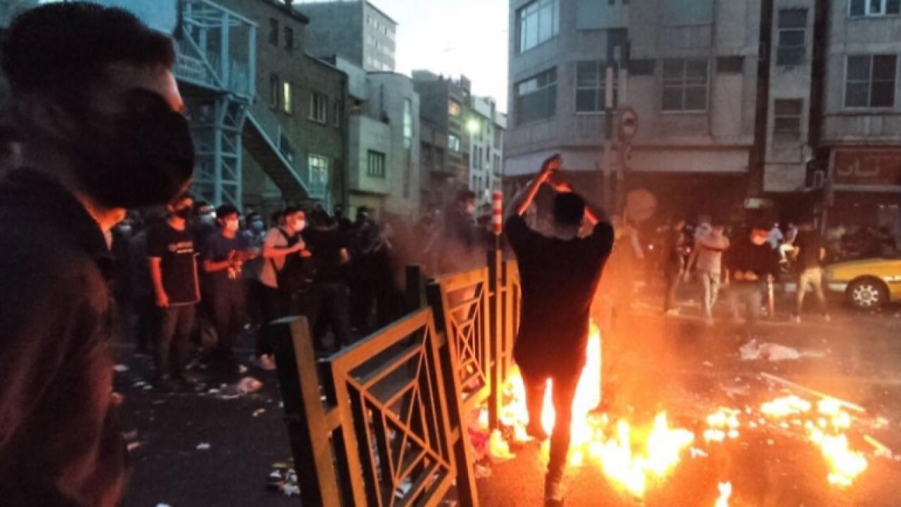 Tahran sokaklarında tansiyon düşmüyor! Ekonomik krizin faturası ağırlaşıyor