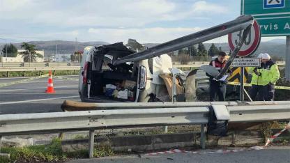 TEM Otoyolu kana bulandı! Bariyerlere saplanan araçta can pazarı