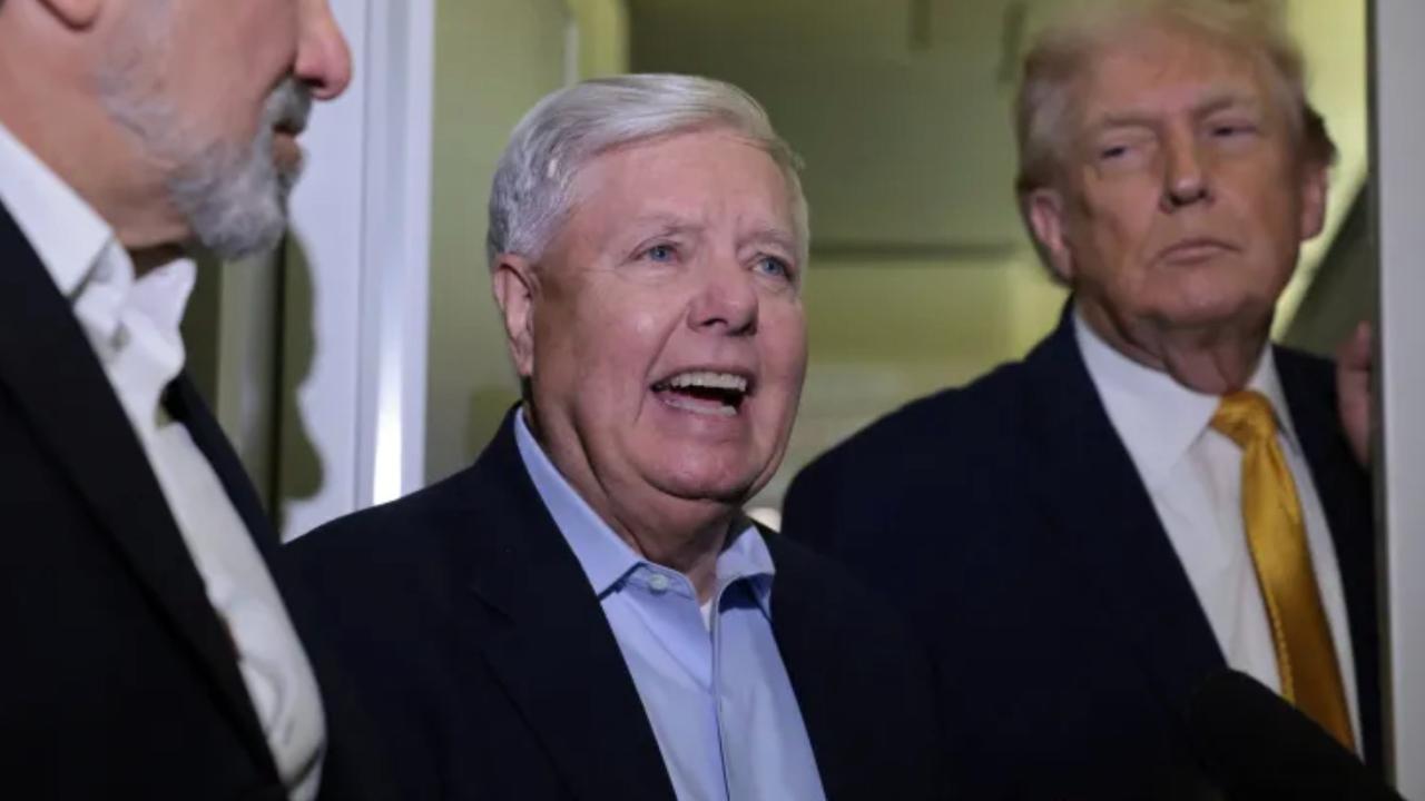 Trump'tan olay yaratan poz! "İran'ı Yeniden Büyük Yap" şapkasıyla savaş sinyali