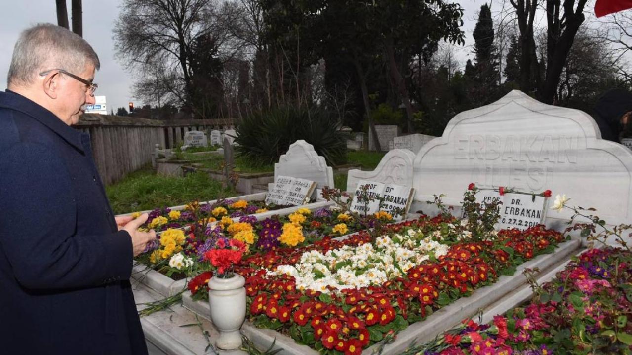 Davutoğlu Erbakan'ın kabrinde: Siyaseti ilke ve ahlak zeminine oturttu