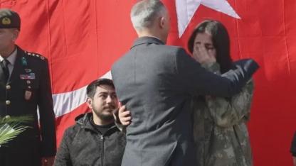 Depremde 3 yıl sakladığı parkayı gözyaşlarıyla sahibine verdi