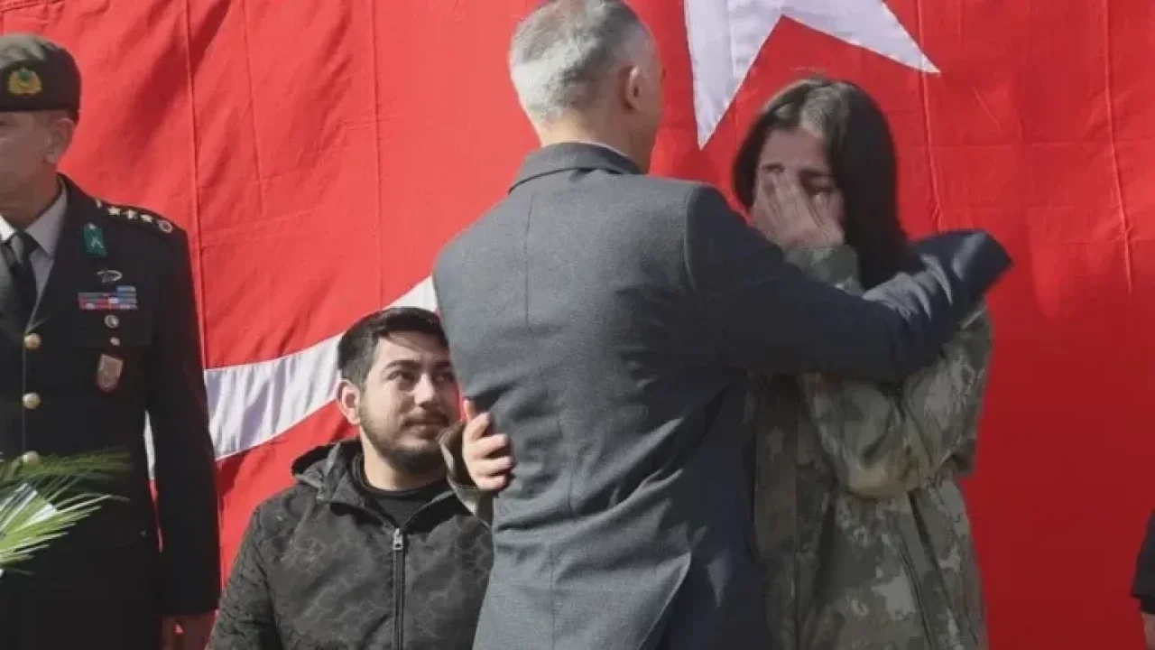 Depremde 3 yıl sakladığı parkayı gözyaşlarıyla sahibine verdi