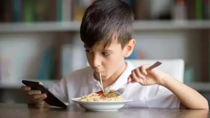 Ekmek bölünürken kalplerin bölünmesi: Telefon sofraya ne zaman oturdu?