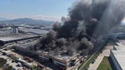 Manisa Akhisar'da şekerleme fabrikasında yangın çıktı