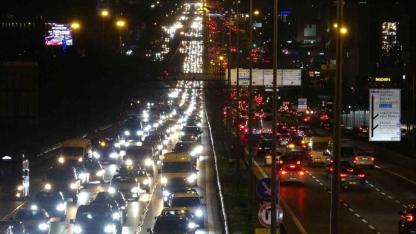 Okullarda ara tatil bitti, İstanbul trafiği kilitlendi