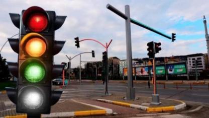 Trafik lambasına yeni renk ekleniyor! Beyaz ışık ne anlama geliyor?