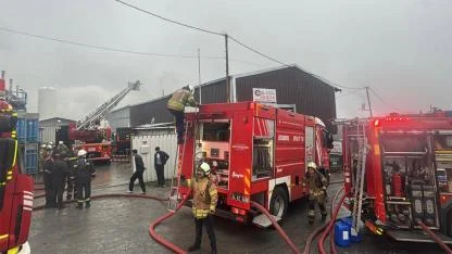 Eyüpsultan'da kömür fabrikasında yangın çıktı, alevler 3 iş yerini sardı!