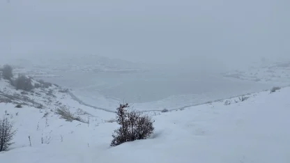 Sivas'ta 4 Eylül Barajı'nın yüzeyi buzla kaplandı