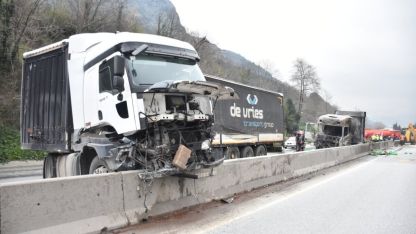 Sakarya'da 3 aracın karıştığı trafik kazasında 2 kişi yaralandı