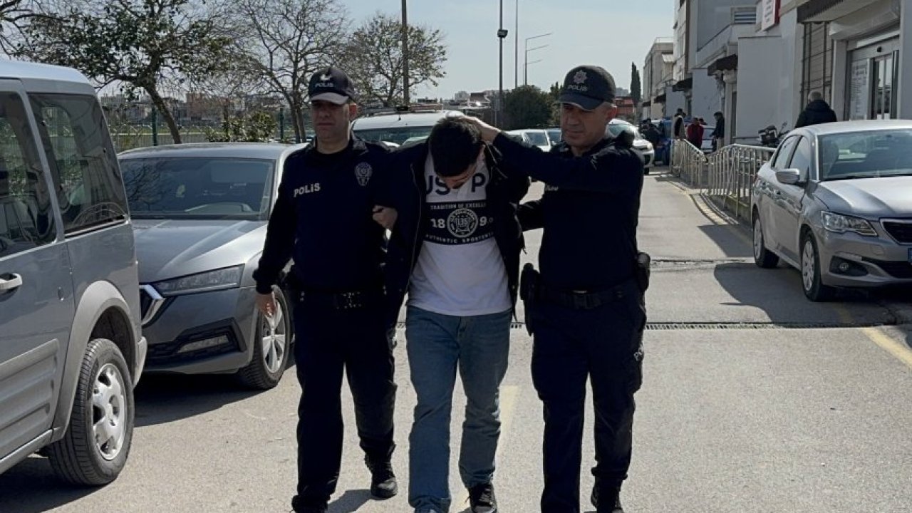 Adana'da hareket halindeki otomobilin direksiyonunu ayağıyla kontrol eden sürücü yakalandı