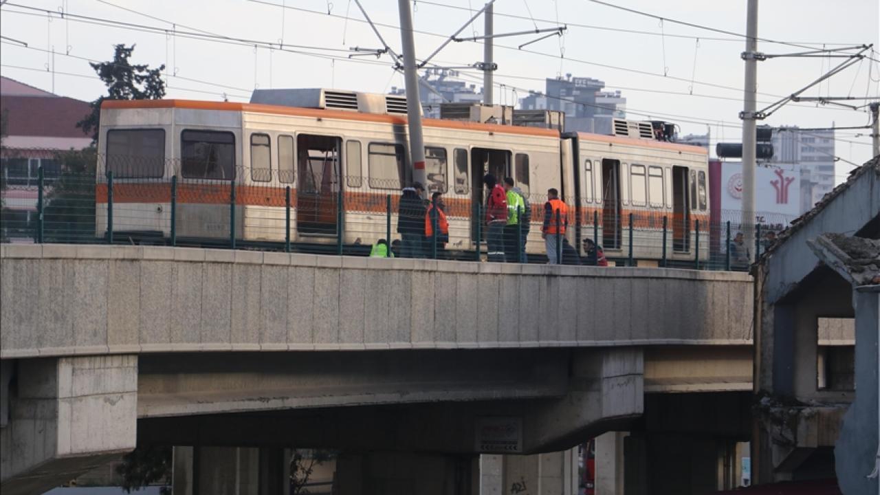 Adana'da Metro Kazası! Vagon Raydan Çıktı, Elektrik Direğine Çarptı: Yolcular Tahliye Edildi