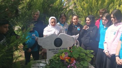 Antalya'da köpeklerden kaçarken kamyonun çarptığı Mahra, ölümünün 3. yılında anıldı