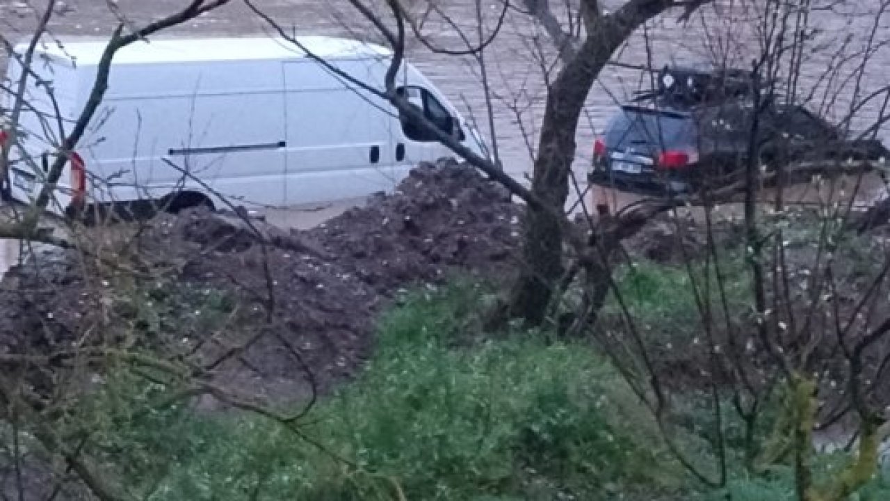 Balıkesir'de Simav Çayı'nda mahsur kalan 2 kişi kurtarıldı