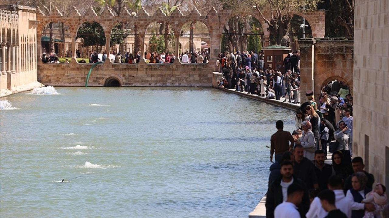 Balıklıgöl’de Hafta Sonu İzdihamı! Güneşi Gören Şanlıurfa’ya Koştu: Renk Değişimi Sona Erdi