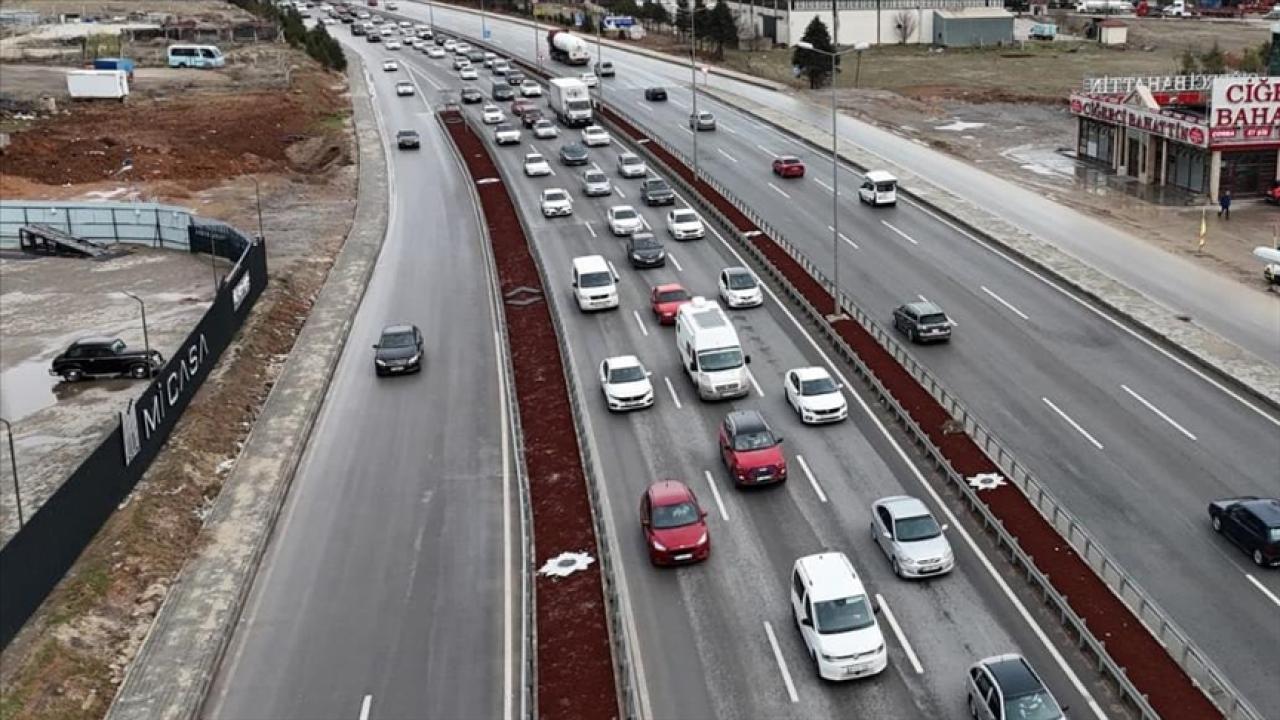 Bayram dönüşü kabusa döndü: Kilit kavşakta trafik durma noktasına geldi