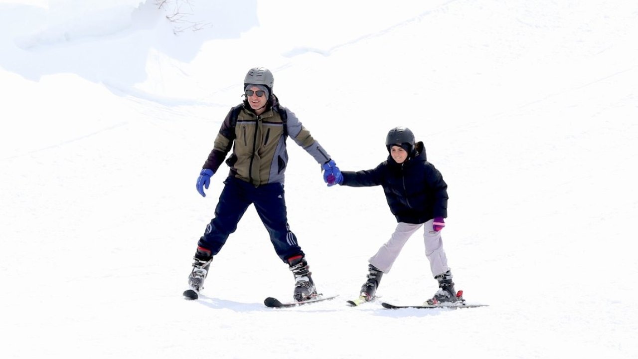 Bayramda kar kalınlığı 279 santimetreye ulaşan Palandöken, baharda tatilcileri ağırladı