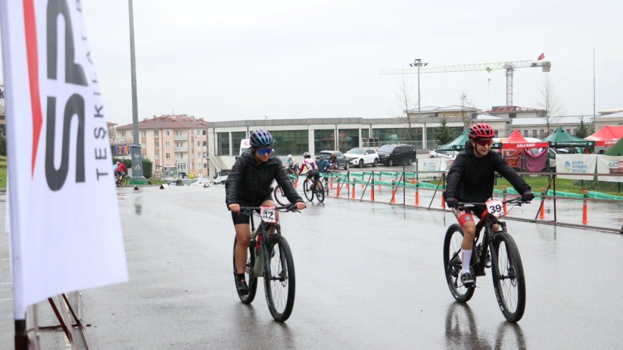 Bisikletçiler, milli takım seçmeleri için Sakarya'da pedal çevirdi