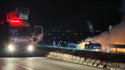 Bitlis'te seyir halindeki otomobil yandı