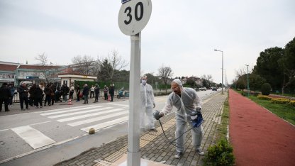 Bursa'da akıma kapılma riskine karşı geliştirilen boya elektrik direklerine uygulanıyor