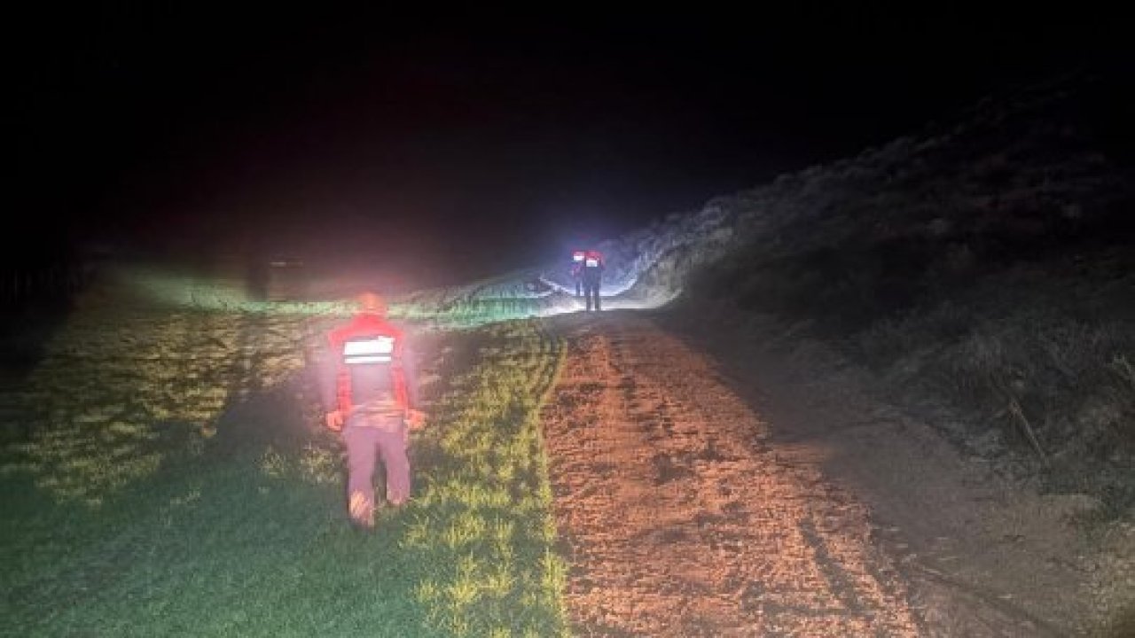 Çorum'da çamura saplanan araçta mahsur kalan aileyi AFAD kurtardı