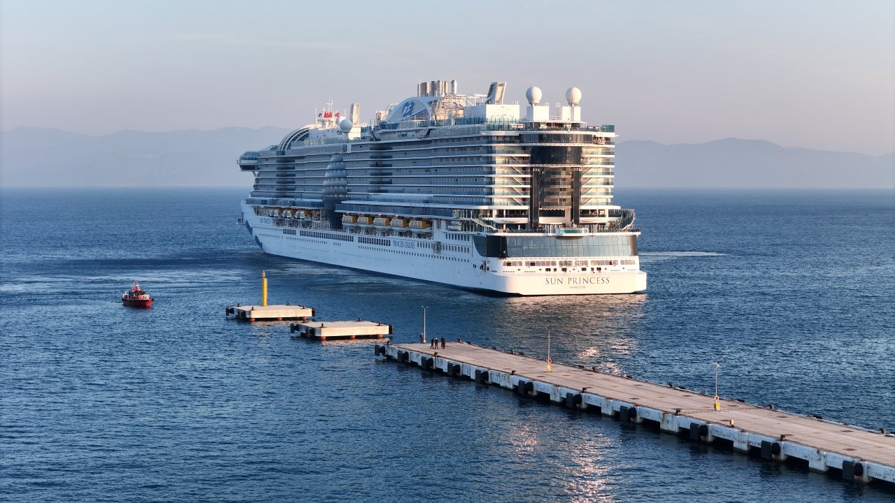 Dünyanın en büyük kruvaziyerlerinden "Sun Princess" 4 bin 12 turistle Kuşadası'na geldi