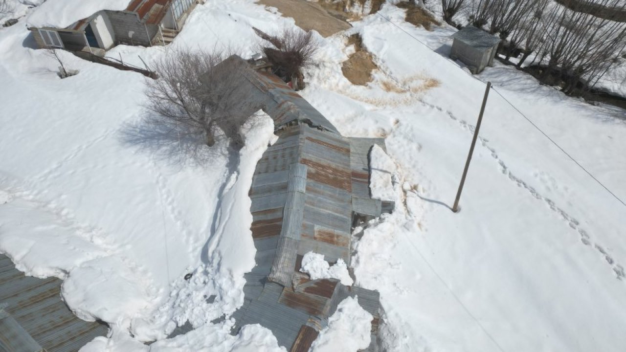 Erzincan'da yoğun kar birikintisi nedeniyle ahırların çatısı çöktü