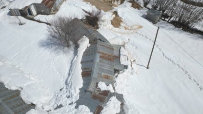 Erzincan'da yoğun kar birikintisi nedeniyle ahırların çatısı çöktü