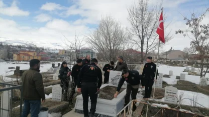 Erzurum'da polis ekipleri şehit mezarında değiştirdikleri Türk bayrağını şehidin annesine teslim etti