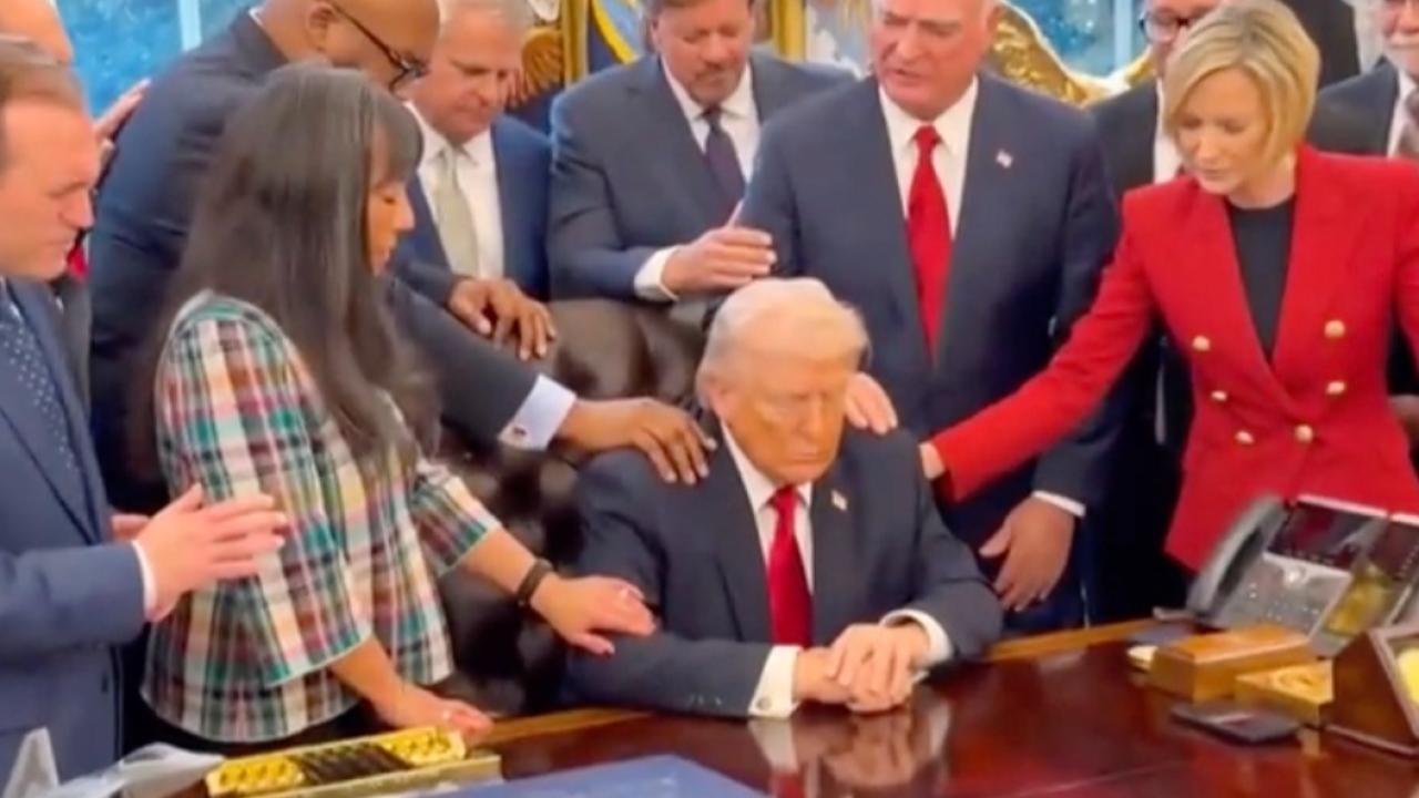 Evanjelik papazlar Oval Ofis'te Trump için dua halkası oluşturdu