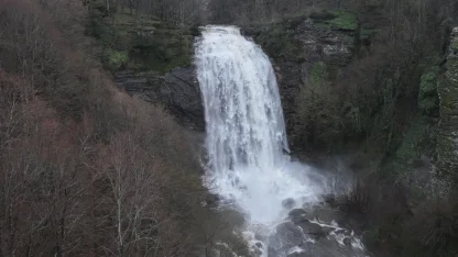 Fay kırığıyla oluşan Suuçtu Şelalesi bahar yağışlarıyla coştu