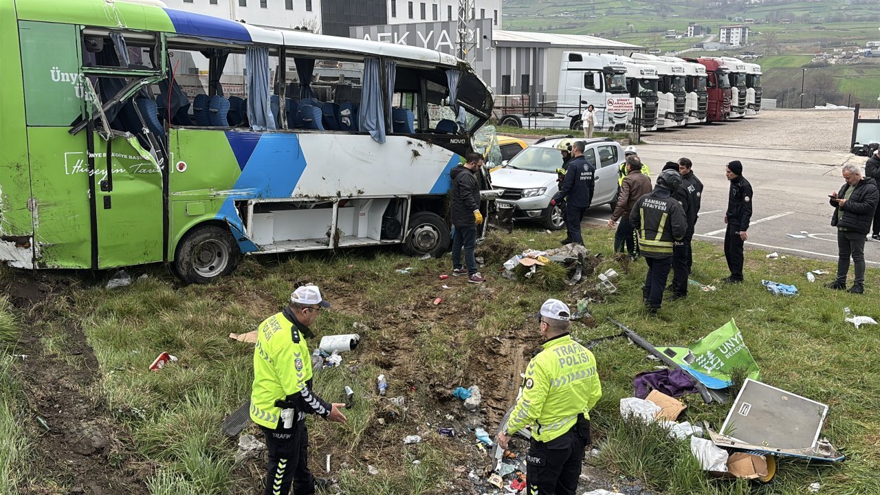 GÜNCELLEME 2 - Samsun'da öğrencilerin bulunduğu midibüsün devrilmesi sonucu 11 kişi yaralandı