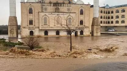 Güneydoğu’da sağanak felaketi! Diyarbakır’da yollar çöktü, Balıklıgöl taştı