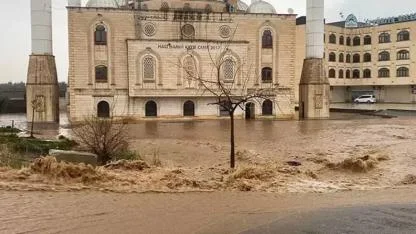 Güneydoğu’da sağanak felaketi! Diyarbakır’da yollar çöktü, Balıklıgöl taştı