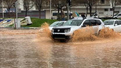 Güneydoğu’da sağanak felaketi! Diyarbakır’da yollar çöktü, Balıklıgöl taştı