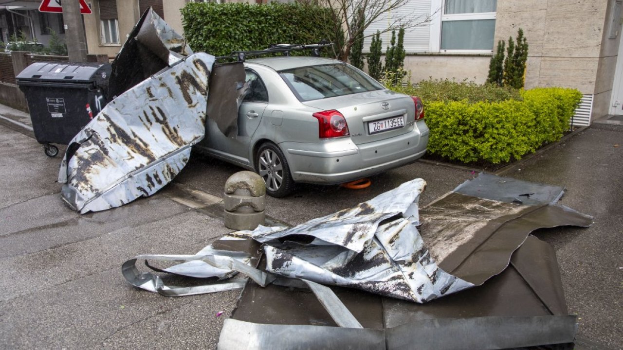 Hırvatistan'ın başkenti Zagreb'de şiddetli fırtına nedeniyle okullar tatil edildi