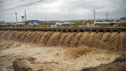 Irak’ın Erbil kentinde sağanak yağış trafikte aksamaya neden oldu