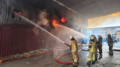 İzmir'de atölye ve depolarda çıkan yangına müdahale ediliyor