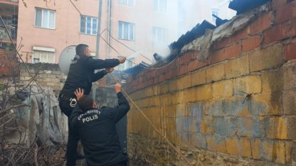 İzmir'de kümeste çıkan yangına ilk müdahaleyi çevik kuvvet ekibi yaptı