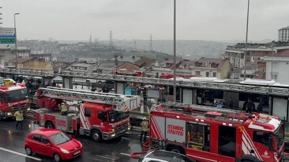 Kağıthane'de metrobüste çıkan yangın söndürüldü