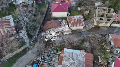 Mersin'deki heyelanda ilk incelemede 65 evin hasar gördüğü tespit edildi