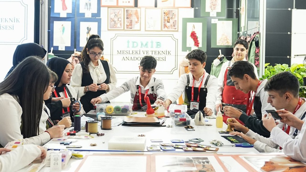 Meslek lisesi öğrencileri, geleneksel ve çağdaş tasarımı buluşturan koleksiyonla uluslararası ayakkabı fuarına katıldı