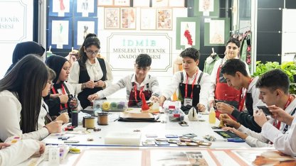 Meslek lisesi öğrencileri, geleneksel ve çağdaş tasarımı buluşturan koleksiyonla uluslararası ayakkabı fuarına katıldı