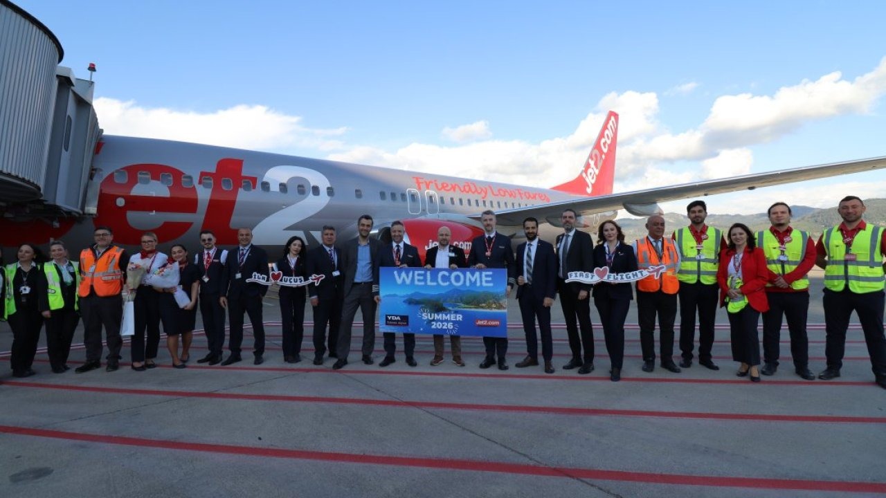 Muğla'ya İngiltere'den gelen sezonun ilk turist kafilesi çiçeklerle karşılandı